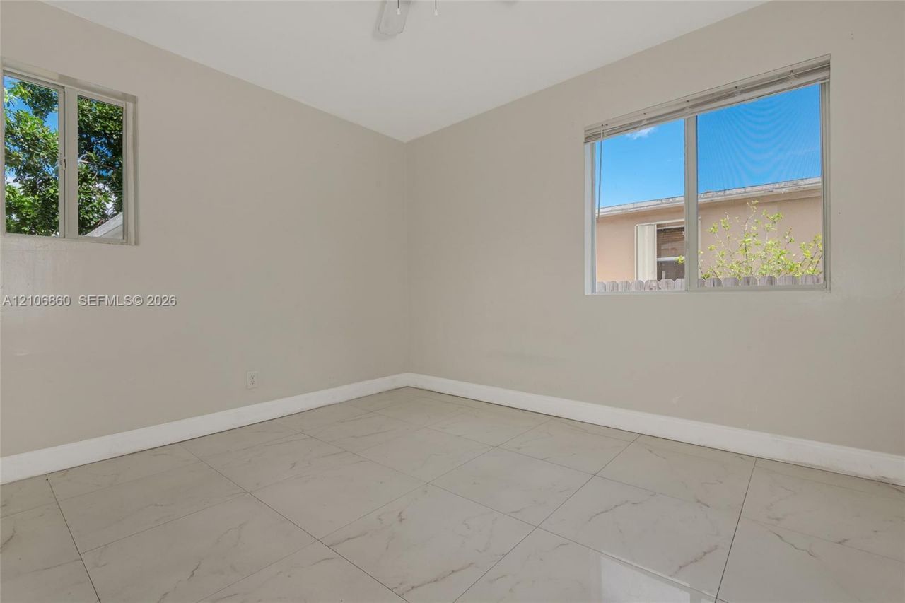 921 NE 154th St, North Miami Beach, FL 33162 Photo