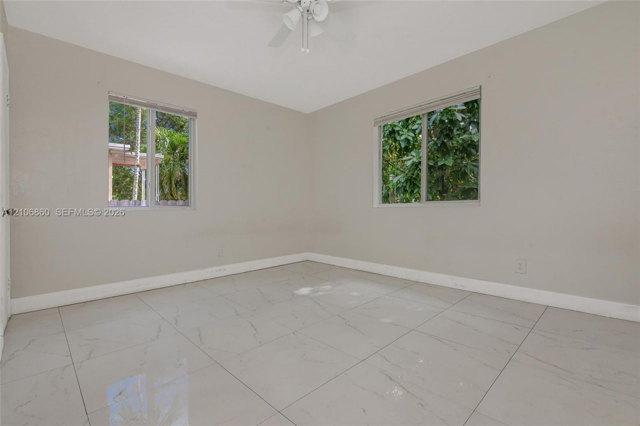 921 NE 154th St, North Miami Beach, FL 33162 Photo