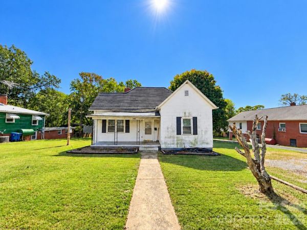 745 6th Avenue SW, Hickory, NC 28602