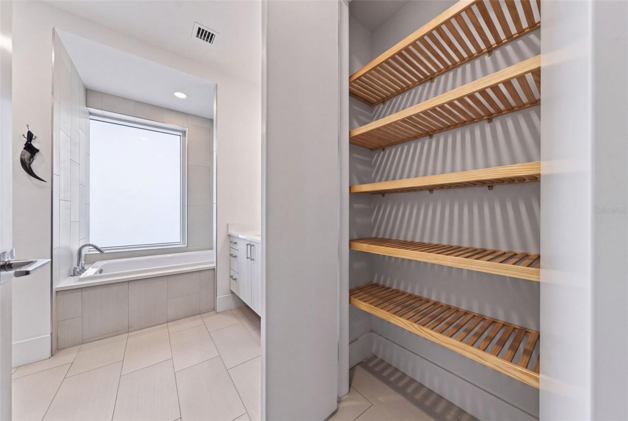 540 N Tamiami Trail, Unit 1604, Sarasota, FL 34236 Photo