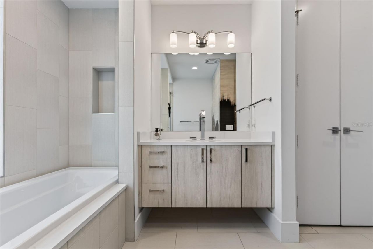 540 N Tamiami Trail, Unit 1604, Sarasota, FL 34236 Photo