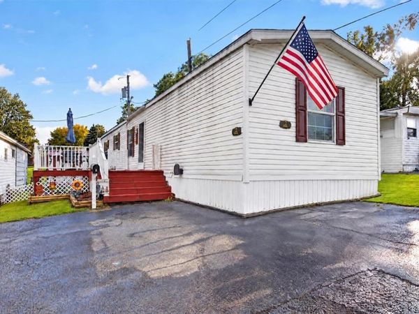 7 Mobile Parkway , Newark, NY 14513
