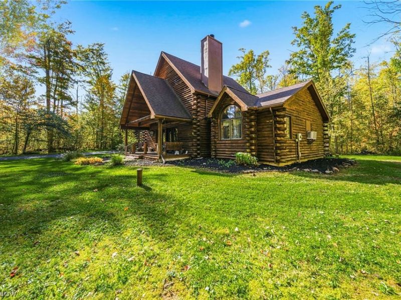 8520 Woodhill Drive, Chardon, OH 44024 Photo 2