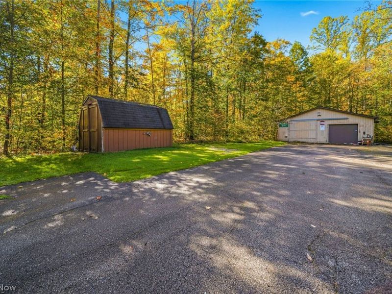 8520 Woodhill Drive, Chardon, OH 44024 Photo 4