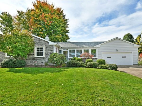 190 Maple Leaf Drive , Hubbard, OH 44425