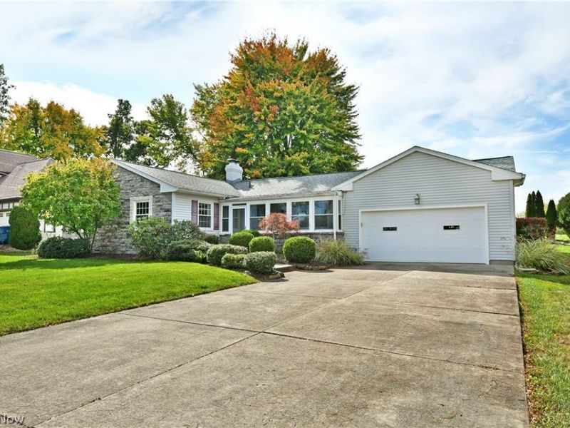 190 Maple Leaf Drive, Hubbard, OH 44425 Photo 2