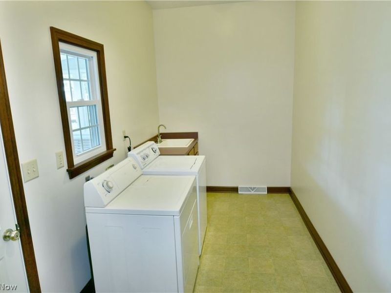 190 Maple Leaf Drive, Hubbard, OH 44425 Photo 23