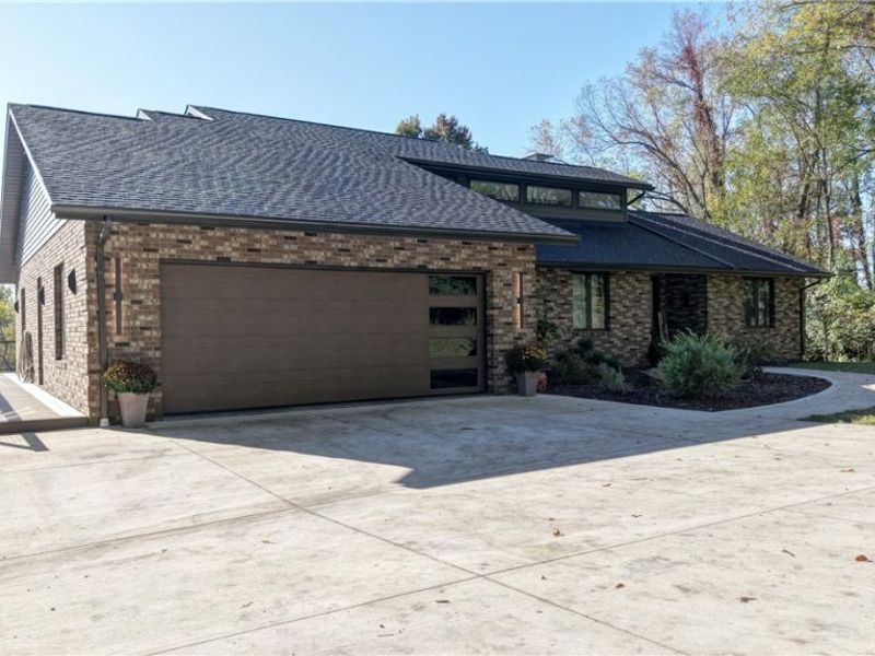 586 Hilan Avenue SW, New Philadelphia, OH 44663 Photo 1