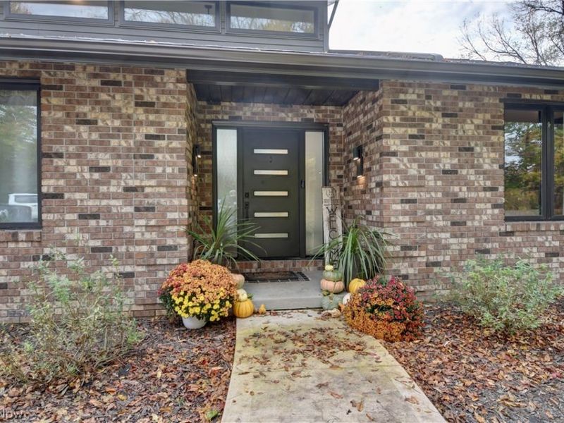 586 Hilan Avenue SW, New Philadelphia, OH 44663 Photo 2