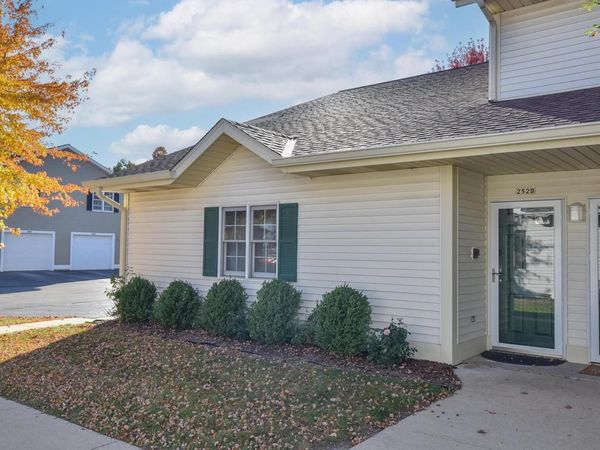 252 Bur Oak LANE, Unit D, Grafton, WI 53024