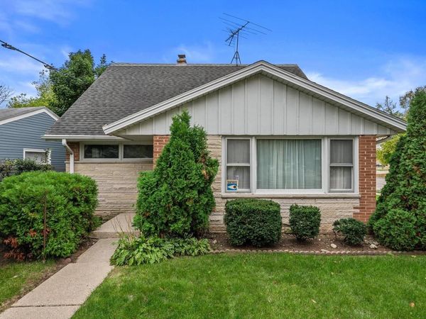 9215 W Swan CIRCLE, Milwaukee, WI 53225