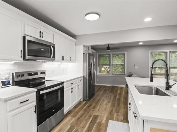 211 SE Noeleen Lane, Lee's Summit, MO 64063