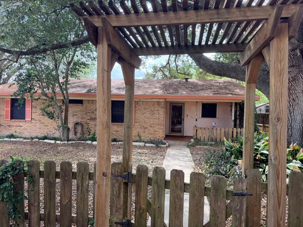 220 Parkview DR , Luling, TX 78648