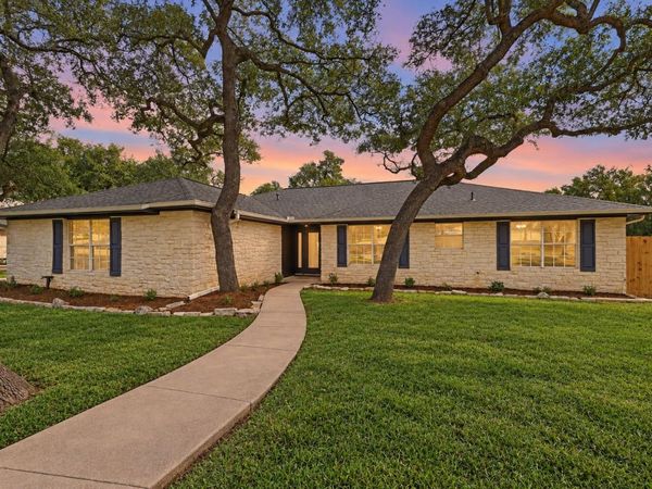 600 Meadow Oaks DR , Dripping Springs, TX 78620