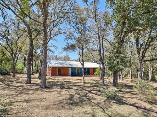 131 Laura LN , Bastrop, TX 78602