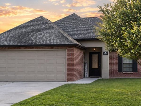12728 Roe Dr, Walker, LA 70785