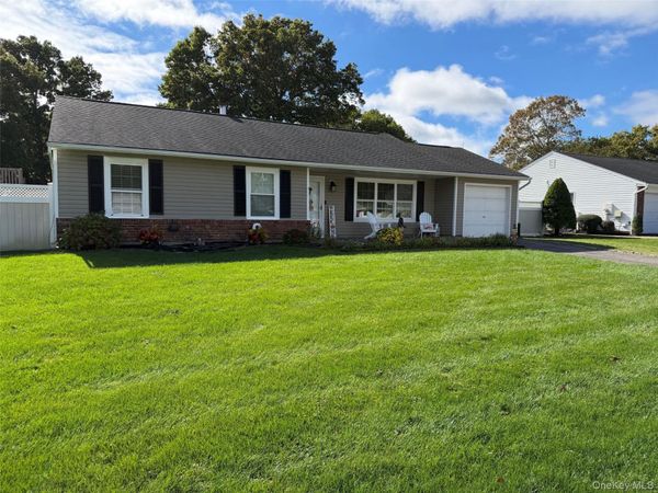 30 Inverness Road, Holbrook, NY 11741
