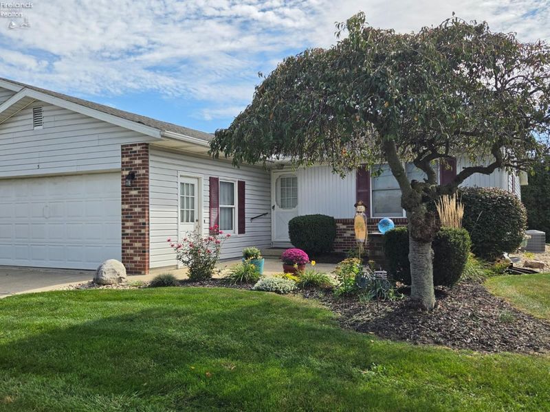 5 W Teakwood Court, Tiffin, OH 44883 Photo 2