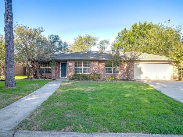 109 Briarwood Drive, Kennedale, TX 76060
