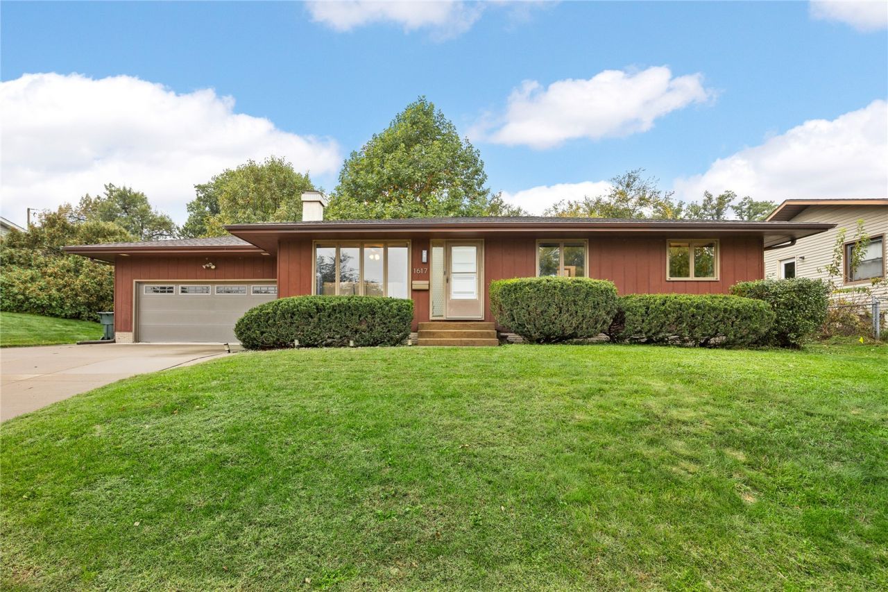 1617 Sierra Drive Ne, Cedar Rapids, IA 52402 Main Photo