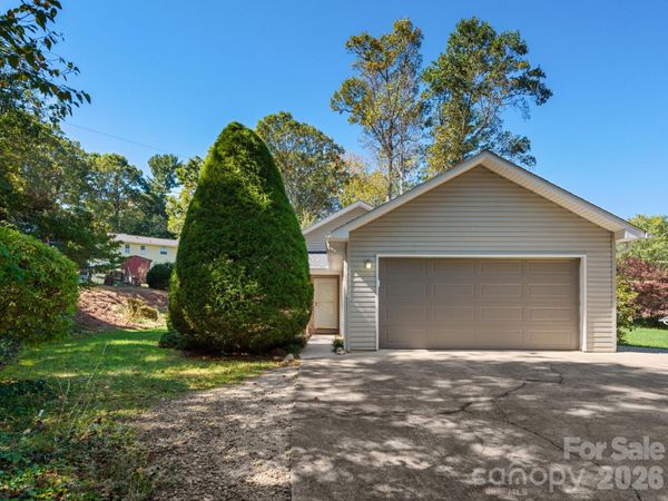 103 Amelia Drive, Hendersonville, NC 28792