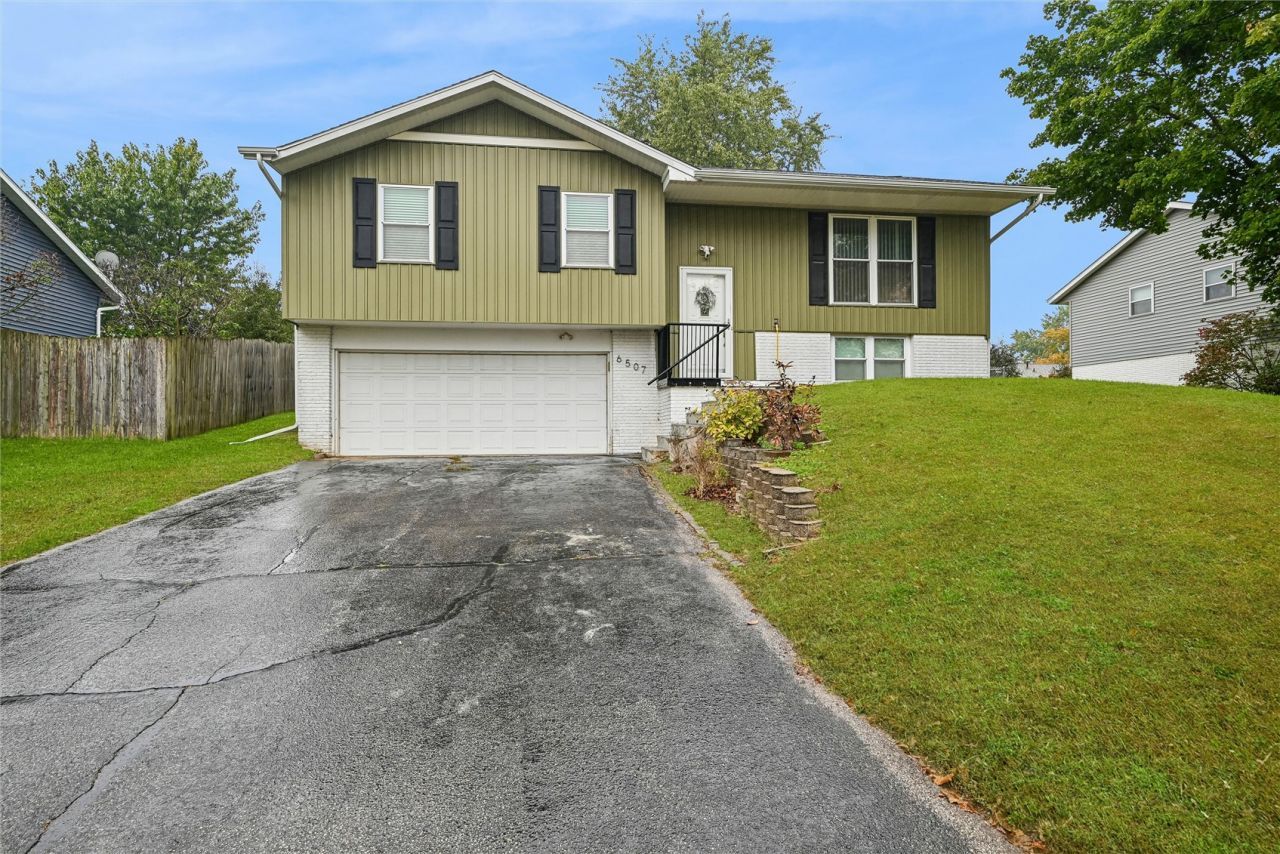 6507 Medford Lane Ne, Cedar Rapids, IA 52402 Main Photo