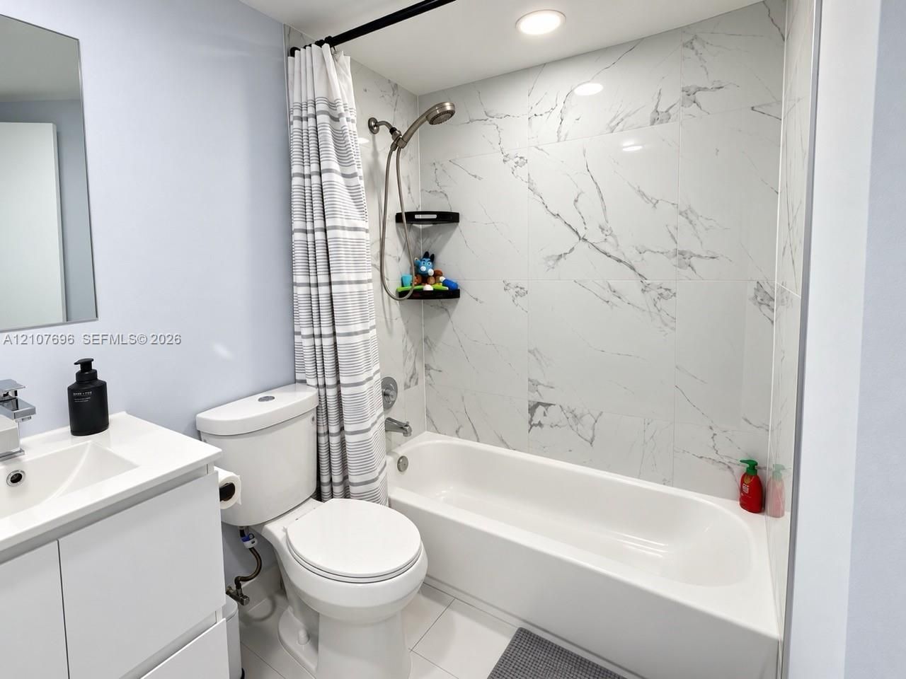 8290 Lake Dr , Unit 418, Doral, FL 33166 Photo
