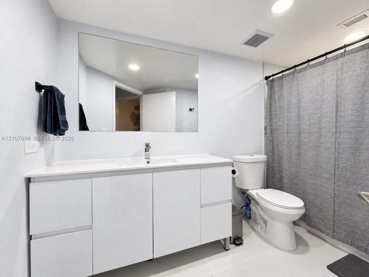 8290 Lake Dr , Unit 418, Doral, FL 33166 Photo