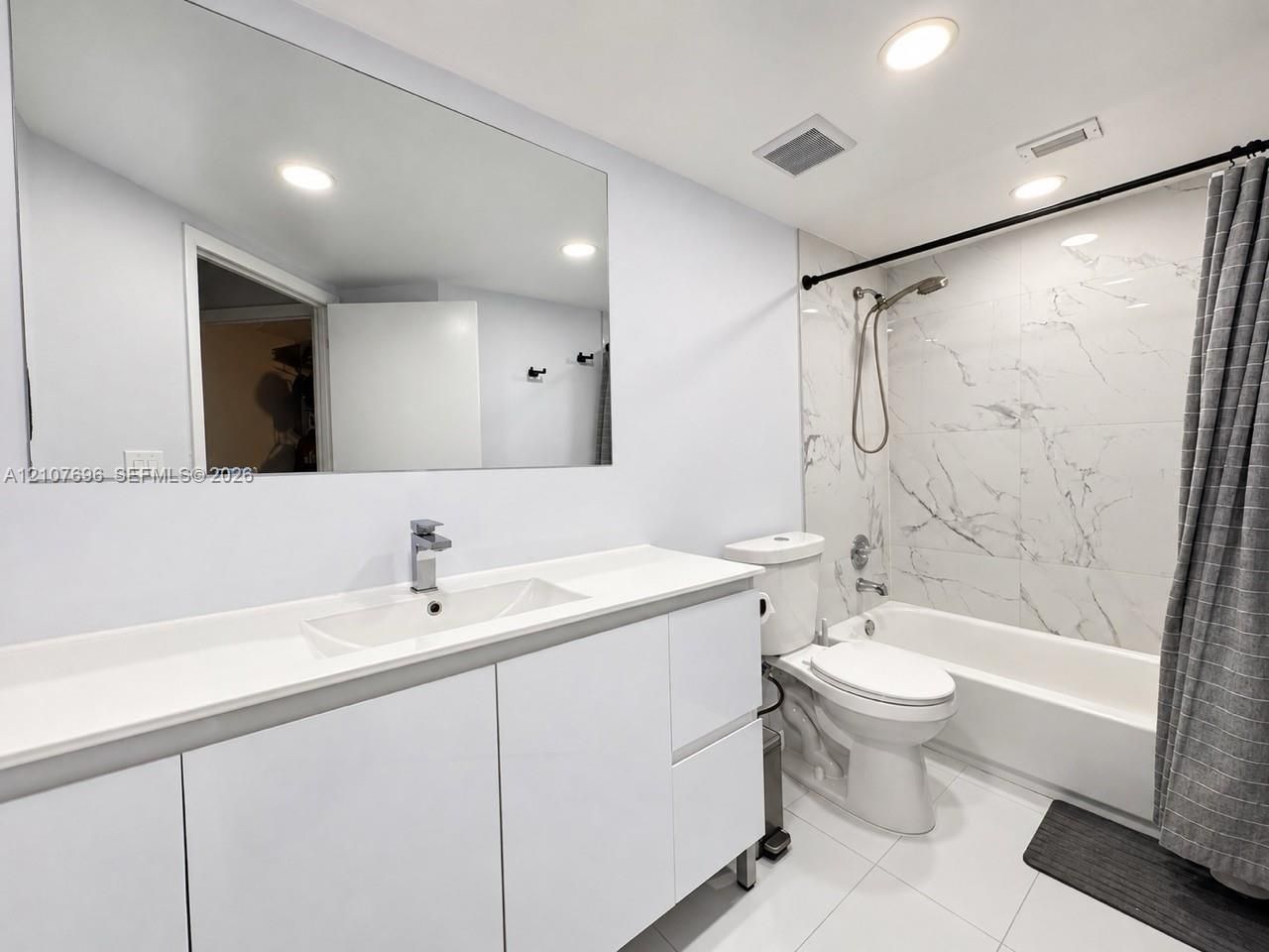 8290 Lake Dr , Unit 418, Doral, FL 33166 Photo