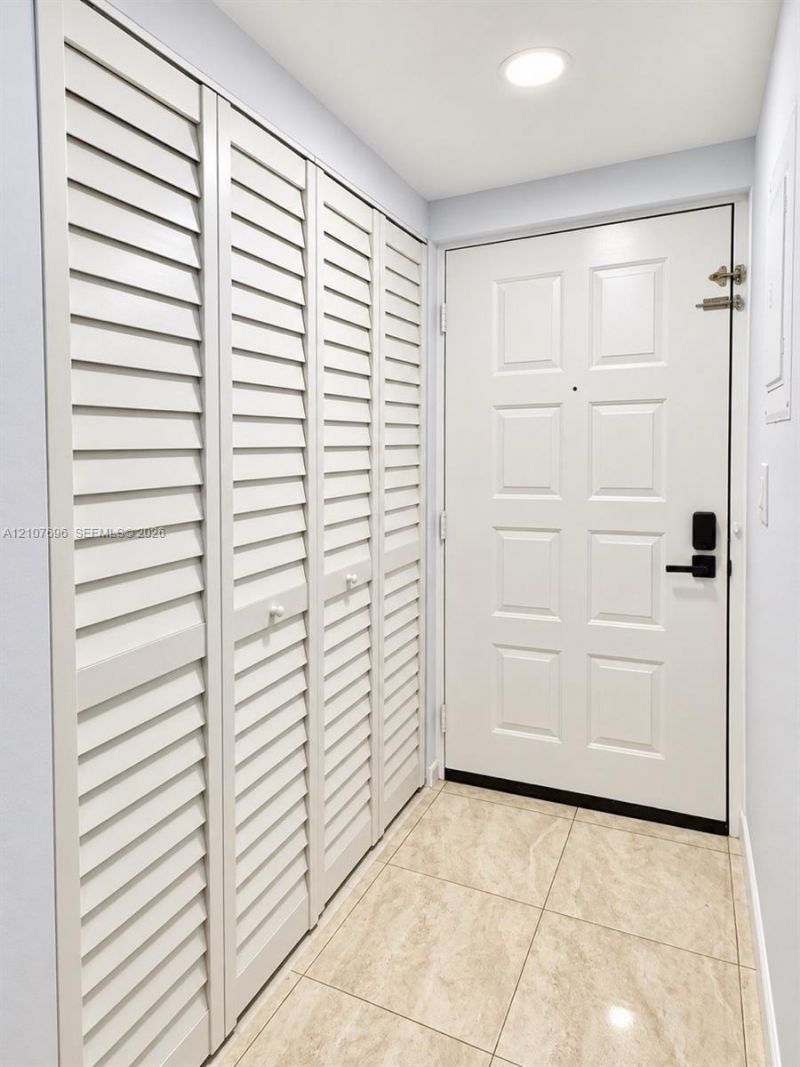 8290 Lake Dr , Unit 418, Doral, FL 33166 Photo