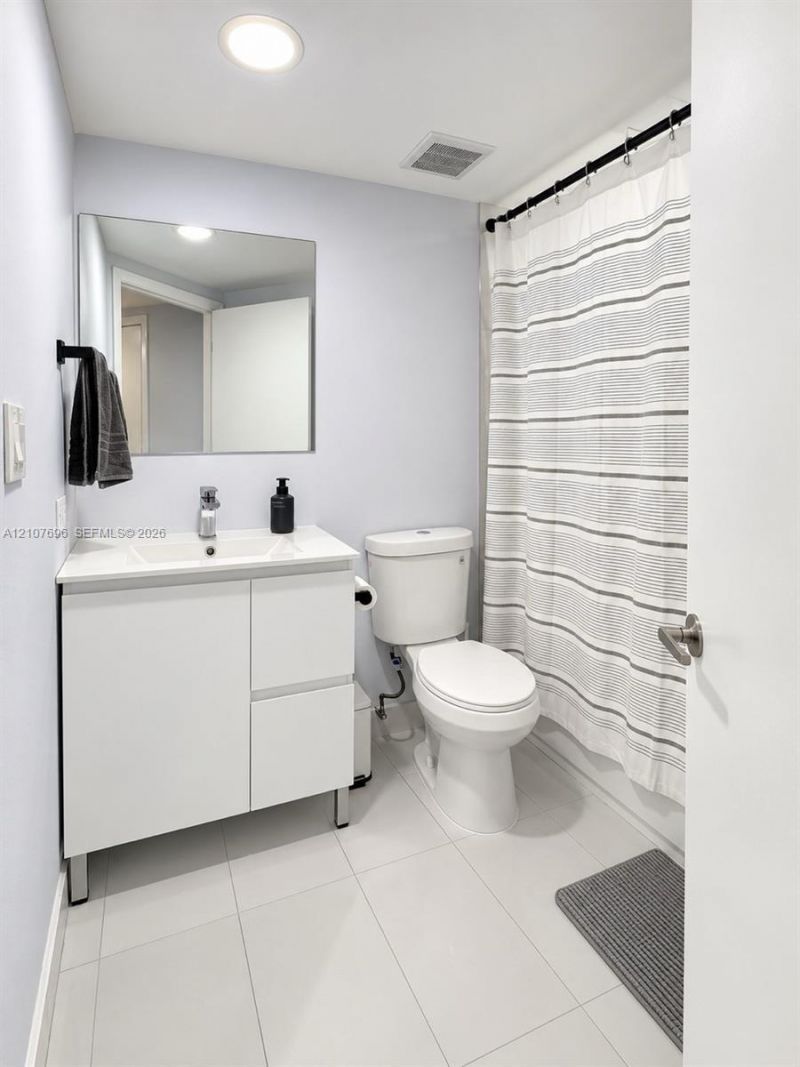 8290 Lake Dr , Unit 418, Doral, FL 33166 Photo
