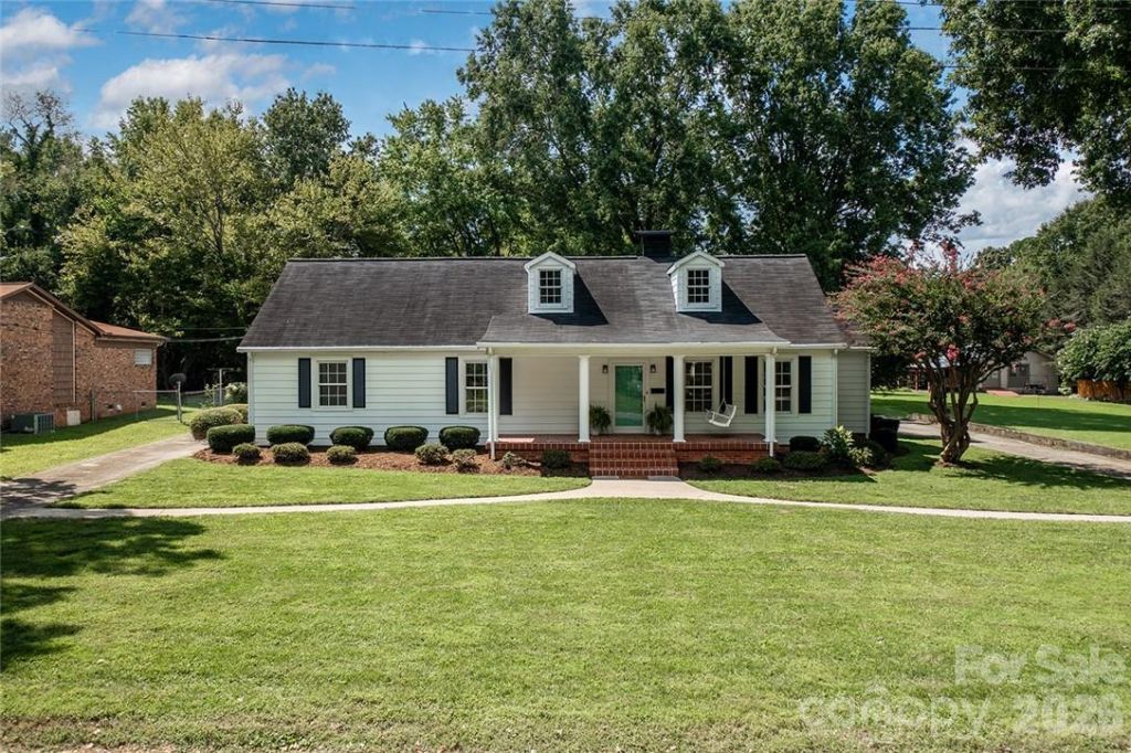 57 19th Avenue Nw, Hickory, NC 28601 Main Photo