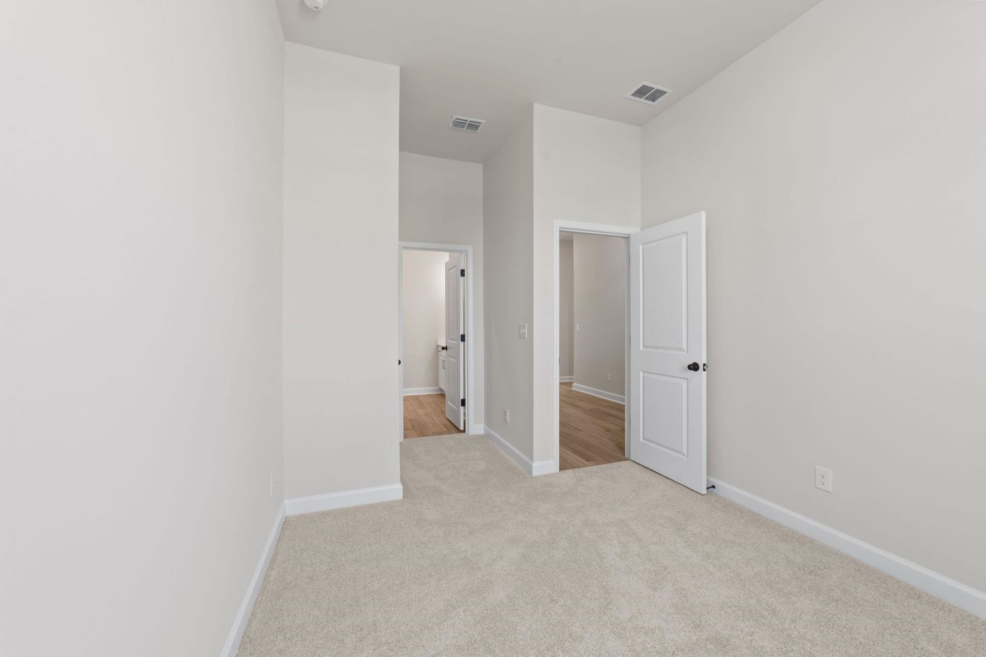 536 Waters Edge Dr.  Photo 5