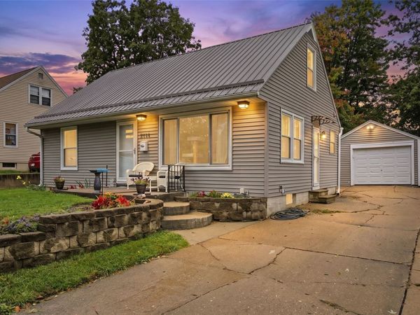 2214 Mallory St SW, Cedar Rapids, IA 52404