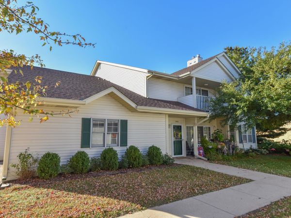 252 Bur Oak Ln, Unit D, Grafton, WI 53024