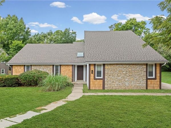 8300 Grant Avenue, Overland Park, KS 66212