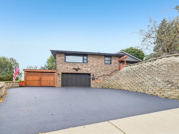 276 N Jackson Road , Clarendon Hills, IL 60514