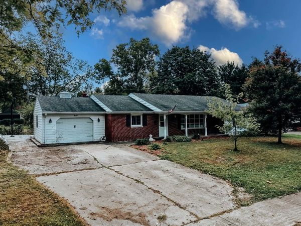910 S 4th Street , Watseka, IL 60970