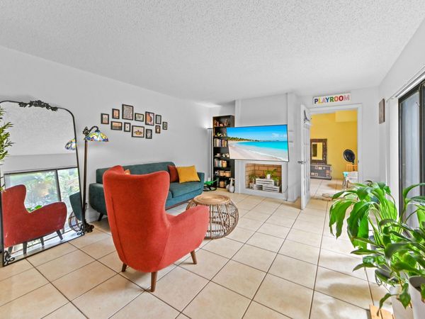 824 Springdale Circle, Palm Springs, FL 33461