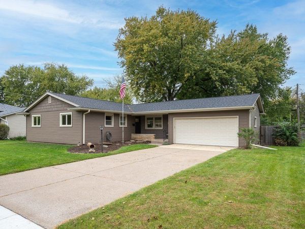 1618 Elmwood Avenue , Bettendorf, IA 52722