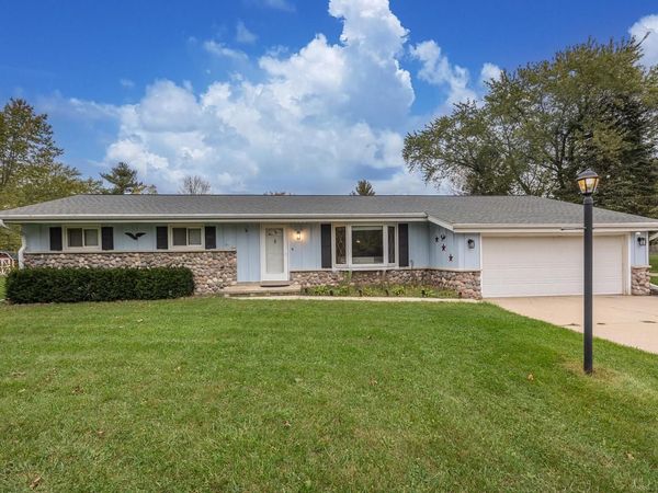 S57W25392 Lois LANE, Waukesha, WI 53189