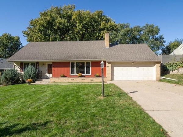 33 Hilltop Lane , Saint Paul, MN 55116