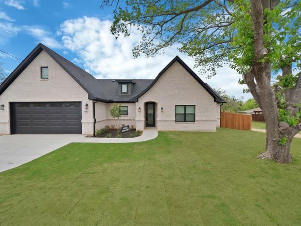 905 N Trinity Street, Decatur, TX 76234