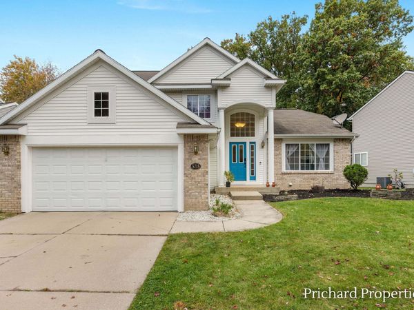 5715 W Grove Drive SE, Kentwood, MI 49512