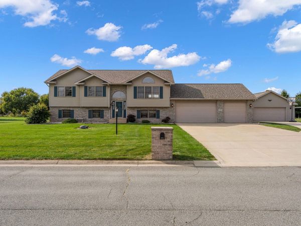 922 Plantation Road , Valparaiso, IN 46385