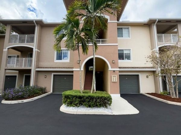 6458 EMERALD DUNES Drive, Unit 208, West Palm Beach, FL 33411