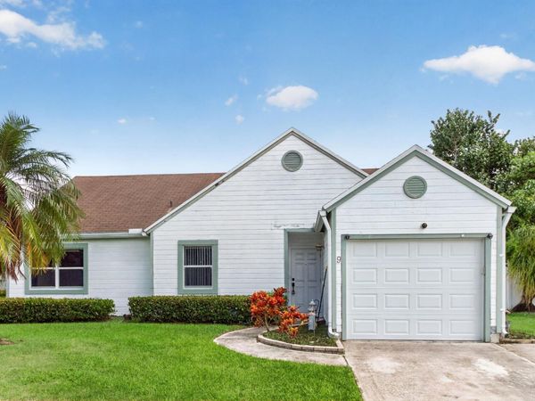 9 CEDAR Circle, Boynton Beach, FL 33436