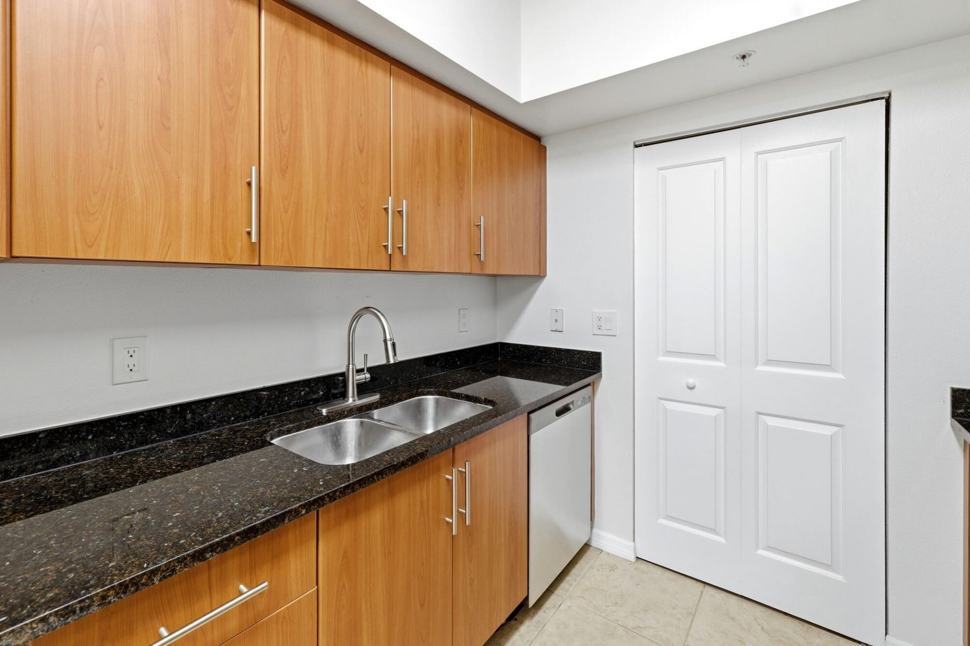 600 S Dixie Highway, Unit 825, West Palm Beach, FL 33401 Photo
