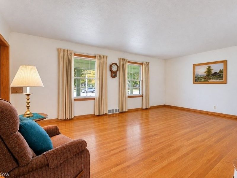 1323 Richmond Road, Lyndhurst, OH 44124 Photo 4
