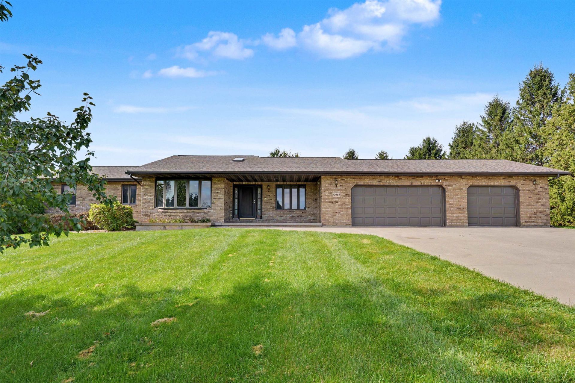 10663 Blue Jay Drive, Peosta, IA 52068 Main Photo